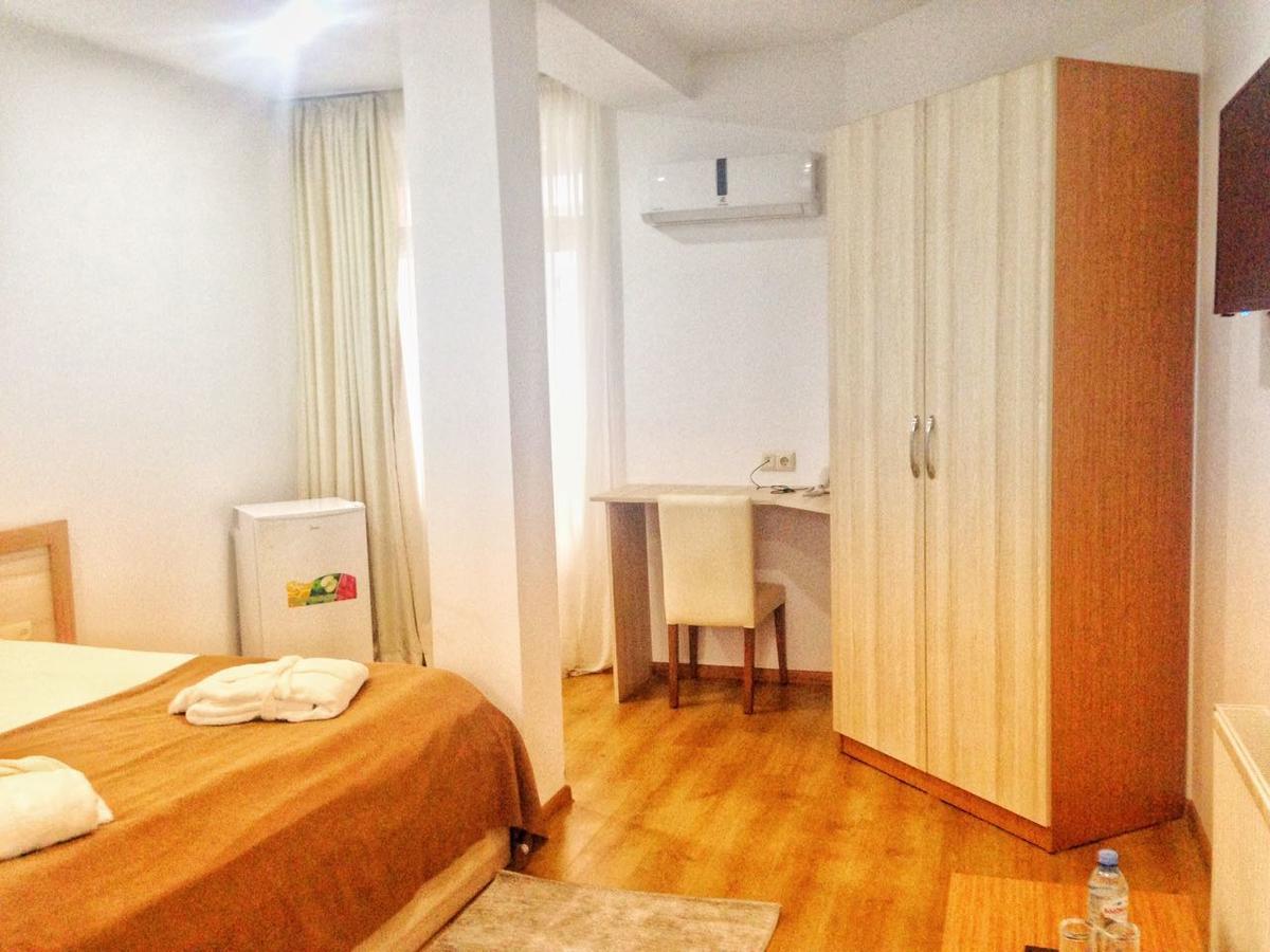 Hotel Marseille Batumi Kültér fotó
