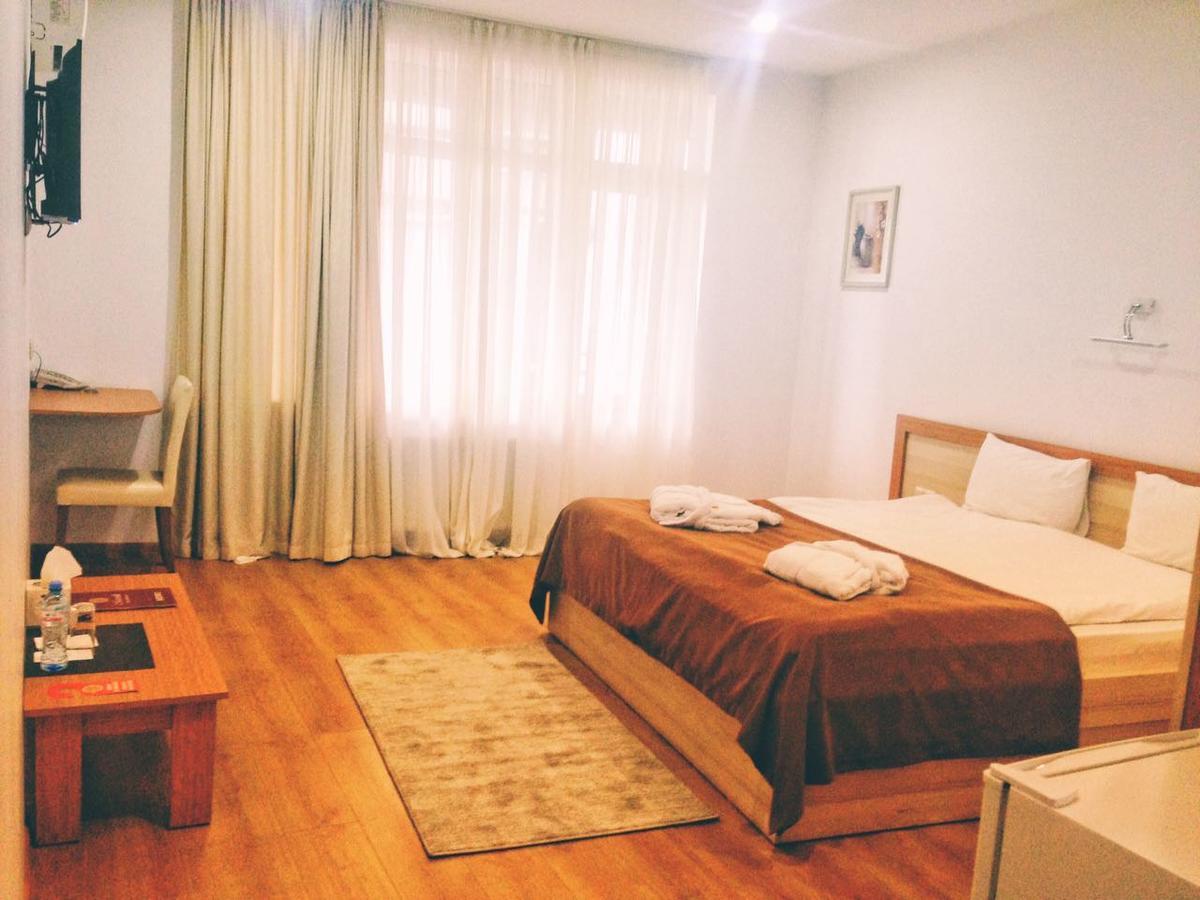 Hotel Marseille Batumi Kültér fotó
